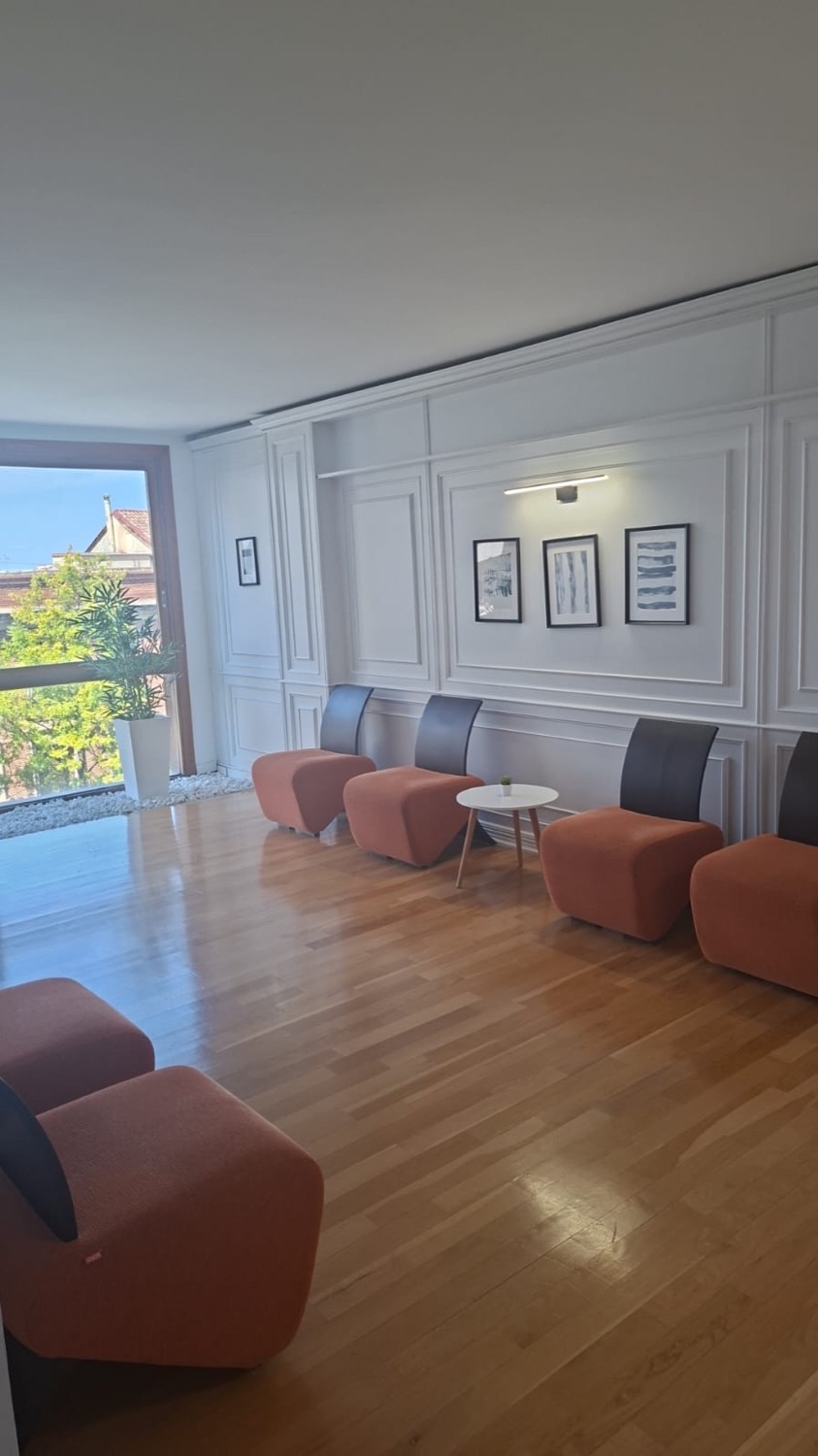 Sala de espera de Clínica Nutrición Gandía, un espacio luminoso y acogedor